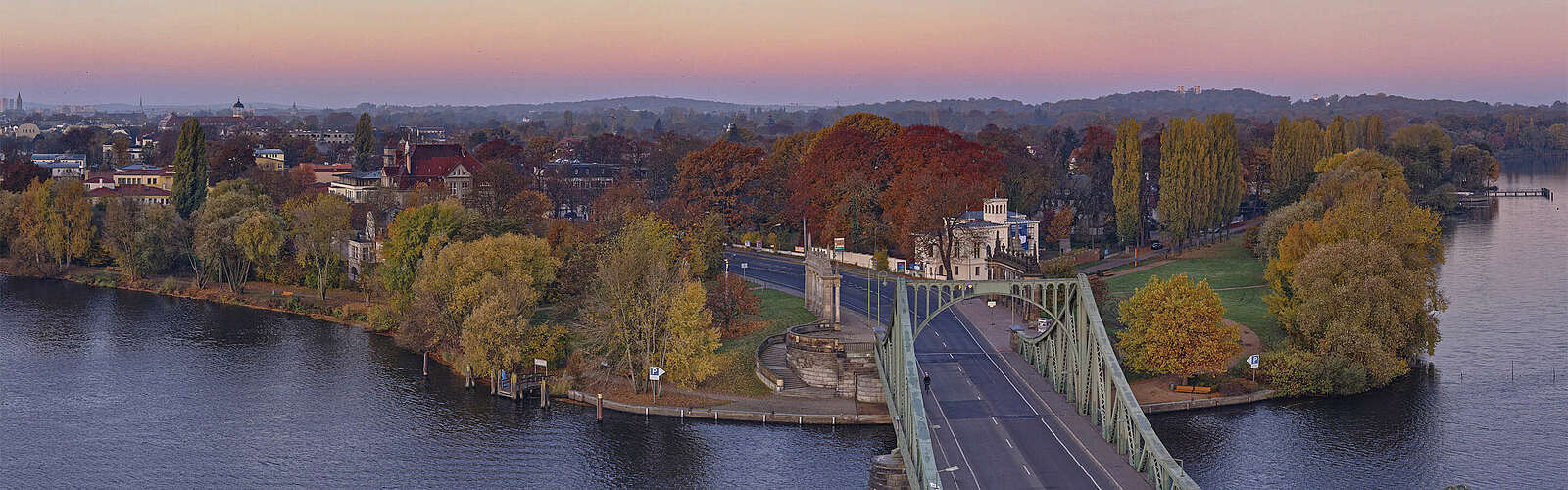 Berliner Vorstadt mit Glienicker Brücke Panorama,
        
    

        Foto: PMSG/André Stiebitz